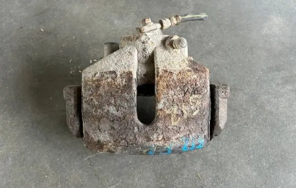 Volkswagen Golf V Front brake caliper