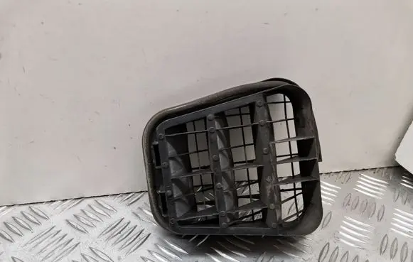 Quarter panel pressure vent