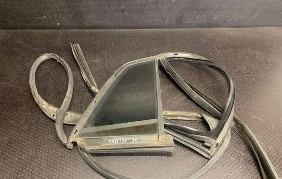 Volkswagen Phaeton Rear vent window glass E000233
