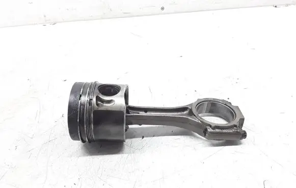 Volkswagen PASSAT B5 Piston with connecting rod