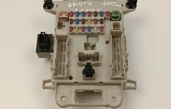 Toyota RAV 4 (XA20) Fuse box set 8198050030 0665004651