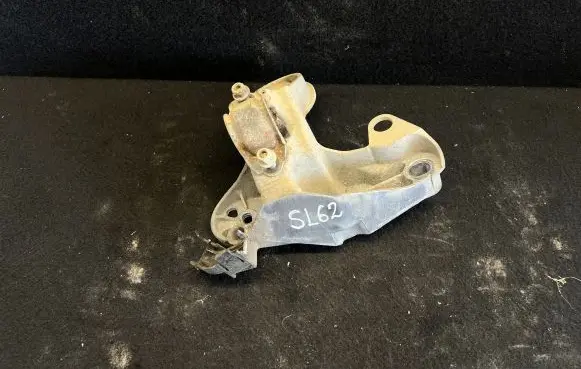 Volkswagen PASSAT B5.5 Engine mounting bracket 8E0199352F
