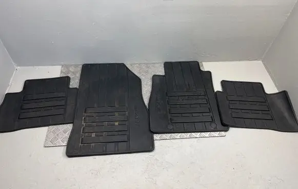 Nissan Juke I F15 Car floor mat set KE7481K089 KE7481K489