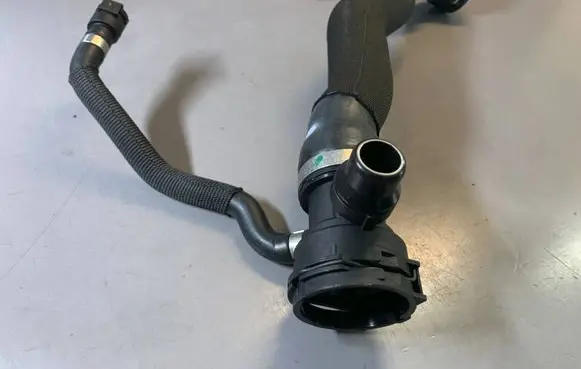 Coolant pipe/hose