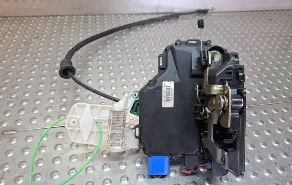 Skoda Fabia Mk1 (6Y) Front door lock S18031792 3B1837015AM