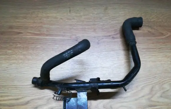 Volkswagen PASSAT B5 Engine coolant pipe/hose 028121065AE