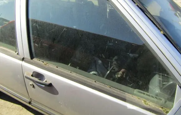 Volvo 940 Front door window glass four-door 