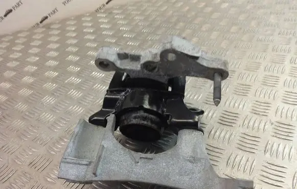 Toyota Highlander XU70 Engine mount bracket