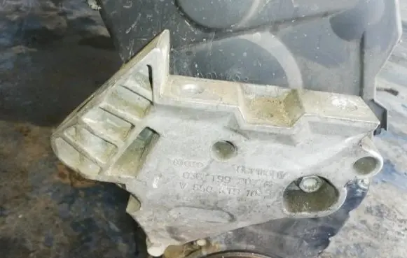 Volkswagen Caddy Engine mounting bracket 03g199207b