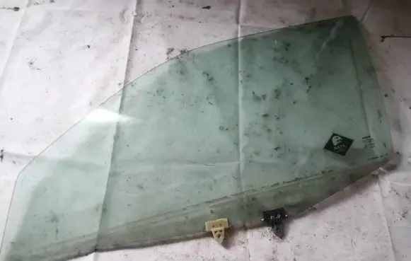 Nissan Primera Front door window glass four-door as2