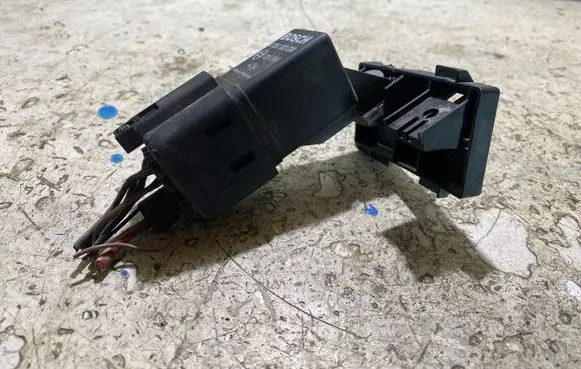 Volkswagen Golf V Glow plug pre-heat relay 0281003038