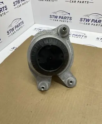 Mercedes-Benz C W205 Engine mount bracket 2052406717