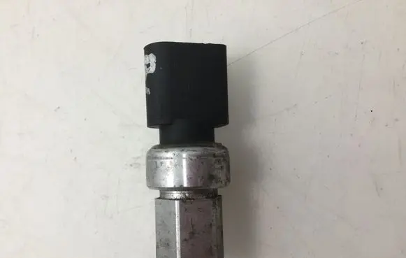 Volkswagen PASSAT B6 Air conditioning (A/C) pressure sensor 1J0959126
