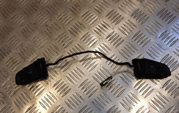 Steering wheel buttons/switches