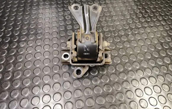 Citroen C4 Aircross Engine mount bracket