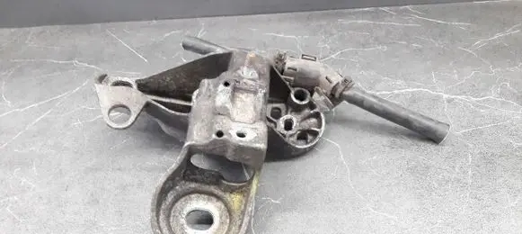 Audi A4 S4 B5 8D Engine mounting bracket 8D0199352H