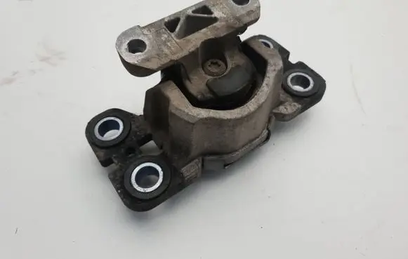 Volvo XC70 Engine mount bracket