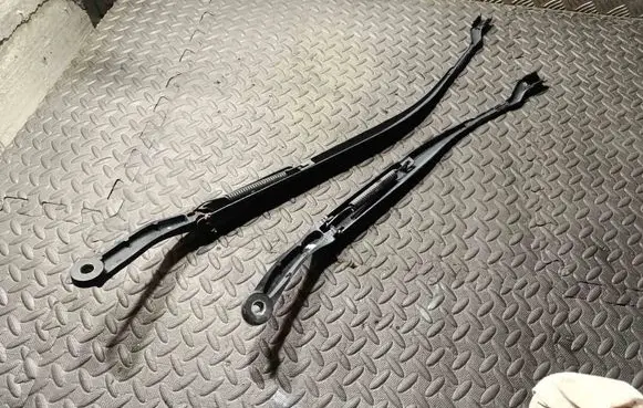 Maserati Quattroporte Windshield/front glass wiper blade 670001642 670007562