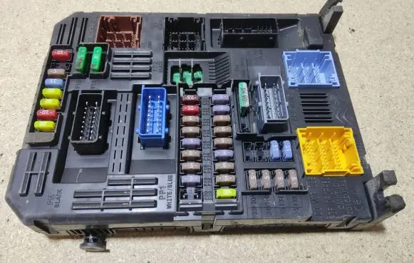 Peugeot 308 BSM Control unit 9819854480 28550142 3101741772