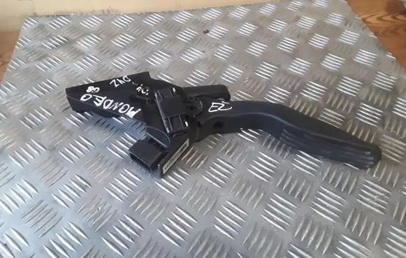 Ford Mondeo Mk III Accelerator throttle pedal 2S719F836CA
