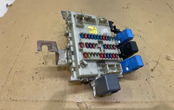 Nissan Almera Tino Fuse box set 243504U100 0823011