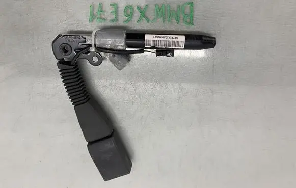 BMW X6 E71 Front seatbelt buckle 305537010