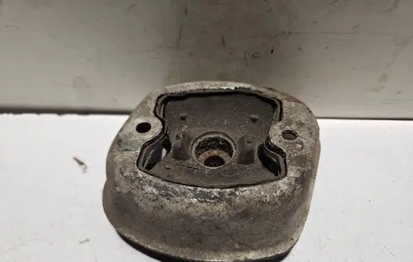 Engine mount bracket