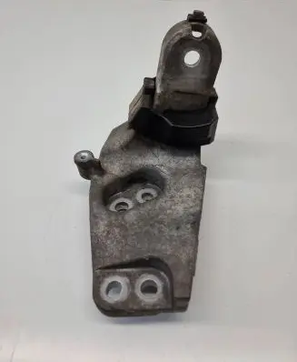 Toyota RAV 4 (XA50) Engine mounting bracket