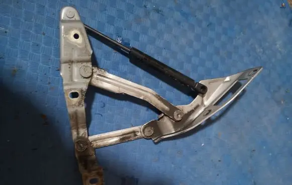 Audi TT Mk1 Engine bonnet/hood hinges 8N0823302