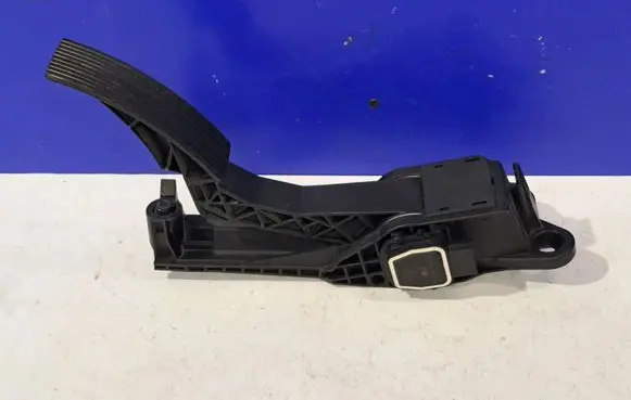 Mercedes-Benz ML W164 Accelerator throttle pedal A1643000104