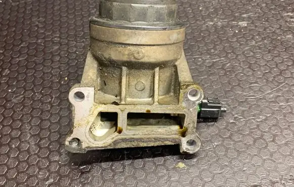 Ford Mondeo Mk III Oil filter mounting bracket 6790839430