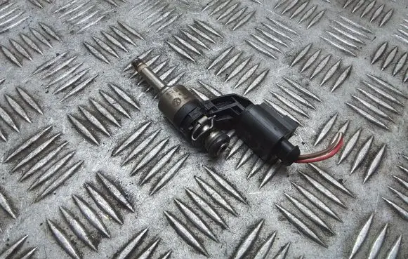 Skoda Octavia Mk2 (1Z) Fuel injector 03C906036M