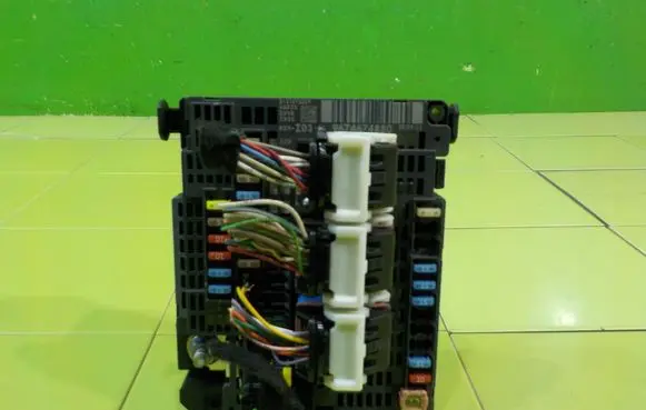 Citroen C4 II Picasso Fuse box set 9674674880 BEZPIECZNIKOW