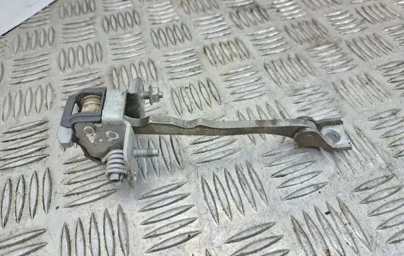 Opel Vectra C Front door check strap stopper 09229749