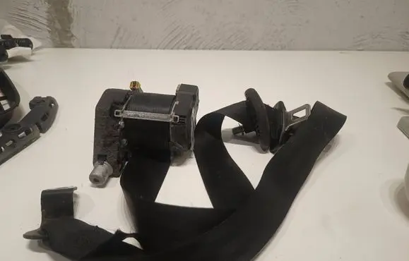Skoda Fabia Mk1 (6Y) Front seatbelt 6Y0857701B 33006838