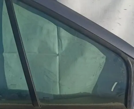 Renault Scenic I Front door vent window glass four-door melyna