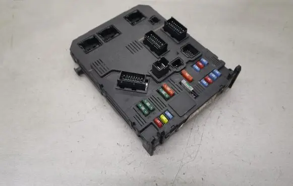 Peugeot 206 Fuse module 9652474780