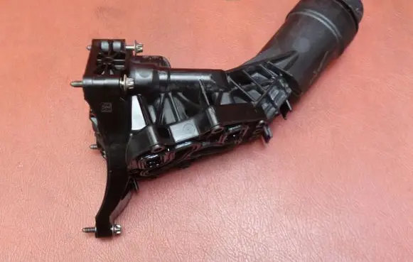 BMW 5 G30 G31 Oil filter mounting bracket 8580415