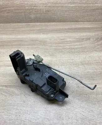 Opel Zafira C Front door lock 13210749