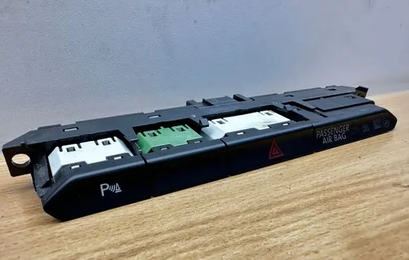 Volkswagen PASSAT B8 Hazard light switch 3G0927132A