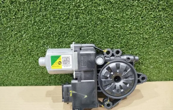 KIA Pro Cee'd III Front door window regulator motor 82460J7710 F00S1V2353