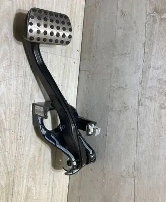 Mercedes-Benz C W204 Brake pedal A2042902101
