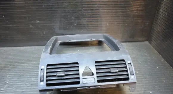 Volkswagen Touran I Dash center air vent grill