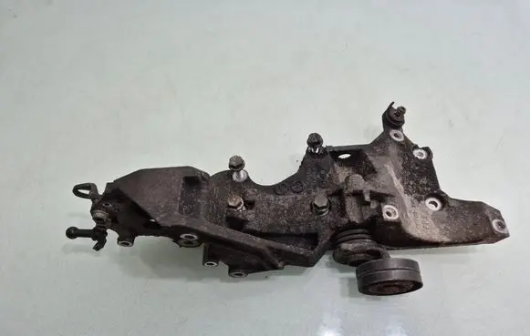 Volkswagen PASSAT B6 Generator/alternator bracket 03L903143