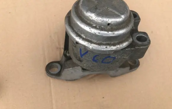 Volvo S60 Engine mount bracket