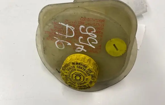 Brake fluid reservoir