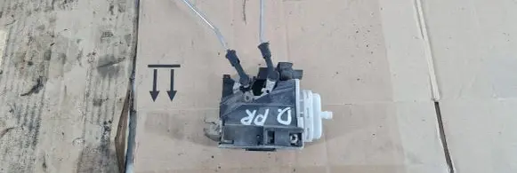Audi A4 S4 B5 8D Front door lock 8D1837016E