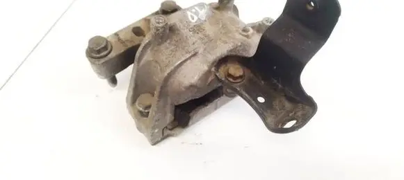 Engine mount bracket