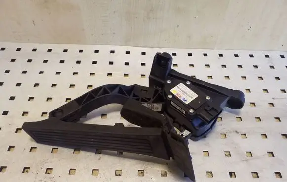 Hyundai i40 Accelerator throttle pedal 327263Z900