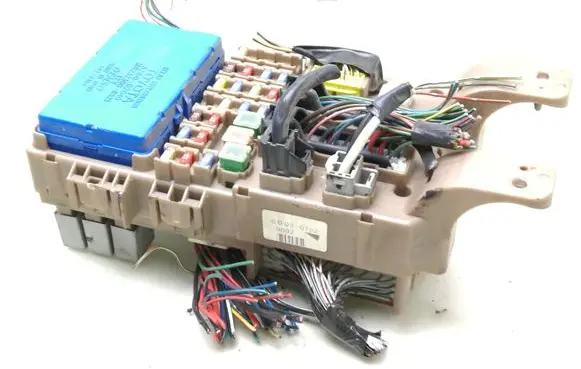 Toyota Corolla E120 E130 Fuse module 8264102040 MB2323008521 6B030182